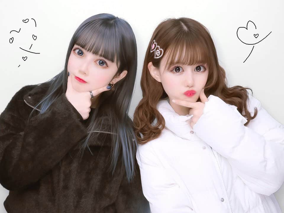 戸川栞那のインスタグラム：「久しぶりの更新になってしまった〜！🙇🏻‍♀️  つちこと久しぶりにプリクラを撮りました👧🏻👧🏻 高校生の時からずっと一緒の親友です〜🐈  高校生の時は同じ制服を着て、同じ髪型で身長も体重も一緒だったから後ろ姿だとお互いの親でも見間違えてた👼🏻  #双子ちゃん☺︎ #プリクラ #プリクラポーズ #ブルーブラック #ブルーカラー #ブルーグラデーション」