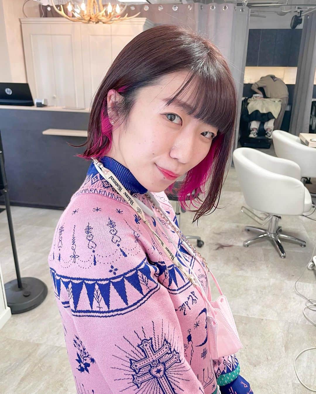 ぱいぱいでか美のインスタグラム：「春やないかい🌸 . 自分が家に篭りっきりの間に なんか冬終わってました。 日中かなりあったかくてびっくり！ というわけでいつも通りメンテへ〜💇🏻‍♀️ 前回はちょっとだけブルー入れたけど また全体もピンクみ強めにして インナーと入れ直してもらっていい感じです💗 変わらずSpicaの中田さんにお願いしております！ 今回は珍しく寝なかった！笑 . #haircolor #innercolor #pink #でか美ちゃん #Spica」