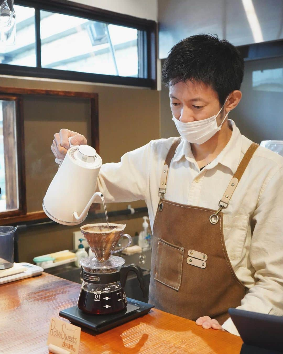 坂元美香さんのインスタグラム写真 - (坂元美香Instagram)「こんばんは😃  代官山でフルーツサンドのカフェをやってた 友達のキクちゃんが 白金にロースイーツのカフェをオープンしたので 今日は遊びに行ってきました😆  LOHAS MuM CAFE @mumcafeshirokane   ロハスでオーガニックで サステナブルなお洒落カフェ🎉  チーズケーキじゃないけど ココナッツを使ったチーズケーキ風ケーキと チョコレートじゃないけど アボカドを使ったチョコレート風ケーキを 相方とシェアしたのだけどすんごい美味しくて、 途中から相方と競争して食べてました😅  罪悪感なく食べられるロースイーツは 砂糖不使用なのはもちろんのこと、 火を使ってないから酵素やビタミンなどの 栄養素を効率的に摂取できるので 美容や健康にもとっても良いのです✨  美意識高い系の方には超オススメです！  コーヒーが美味しいのは前から知っているけど やっぱりおいしかった！😙☕️  #ロハスマムカフェ #白金 #白金高輪 #白金カフェ #白金高輪カフェ  #ローフード #ロースイーツ  #美意識高い系 #罪悪感のないスイーツ」2月27日 21時41分 - mika_saka