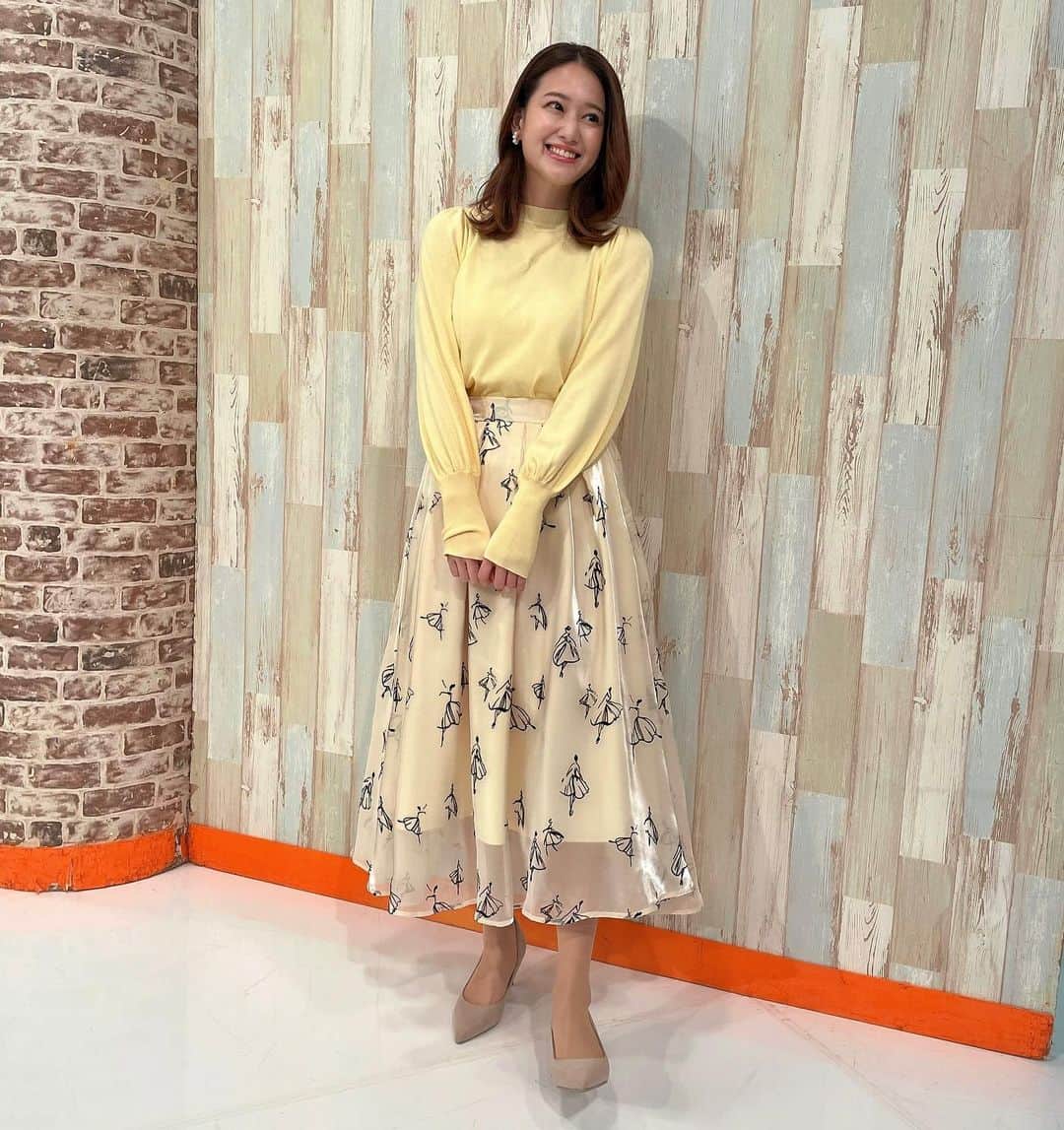 須貝茉彩のインスタグラム：「. 昨日のラブかわの衣装です❁  トップス　@pierrot_shop  スカート　@cawaii_official_   衣装って自分が選ばないようなお洋服だから新鮮😘 スカートはバレリーナの柄でした🤍  #衣装 #LOVEかわさき #tvk#須貝茉彩#フリーアナウンサー」
