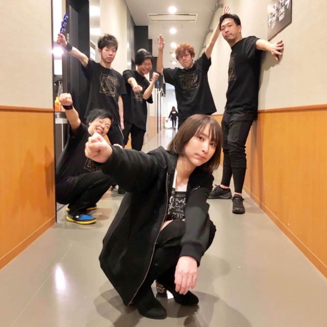 篤志のインスタグラム：「藍井エイル10周年イヤーのツアー、あっという間に終わってしまった。 ココでは毎回ギター弾きまくる感じでバキバキです。 楽しかった！ありがとうございました〜  #藍井エイル #phoenixprayer」