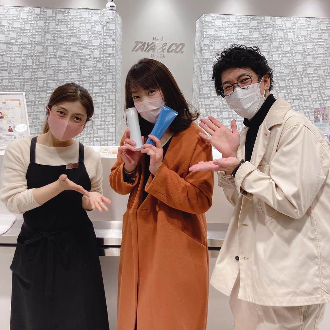 杜このみのインスタグラム：「今日は、髪とネイルのメンテナンスに #tayaandcoginza銀座本店  さんにお邪魔しました🌸 パパが娘を見ていてくれたので、久しぶりにゆっくりと自分の時間を満喫する事が出来て、感謝です🥺❤︎ そして、やっぱり白鳥さんの技術は凄すぎる…髪色も髪型も、とっても素敵に仕上げて下さりました😭❤︎ スタッフの皆さんも、とても久しぶりなのに声をかけて下さって嬉しかったです🥺❤︎  いつも、tayaさんにお邪魔した帰りはオリジナルのシャンプーとトリートメントを買って帰宅するのですが、 季節によって香りや成分が違っていつも最高なんです❤︎ 今日購入したのは、 グリーンフローラルの香り😊💐 爽やかでとても良い香りでした‼︎❤︎ 来週あたりからは春の香りがお店に並ぶのだとか…🌸 ネイルも春色に仕上げて頂きました😊💐 渡辺さん❤︎ありがとうございました‼︎❤︎  さて！！今日は高安関のお誕生日です🌷 健康第一で、笑顔の多い一年になりますように…😊💐 最高の旦那さん、最高のパパです❤︎」