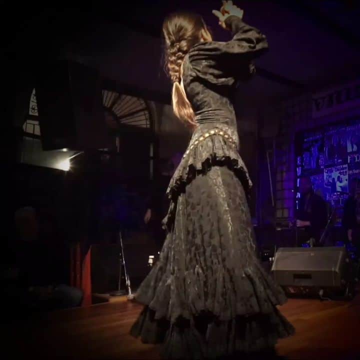 CLAUDIA. LA UTRERANAのインスタグラム：「#inspiration @israelpazflamenco 🖤#flamenca #compás #utrera #lebrija」