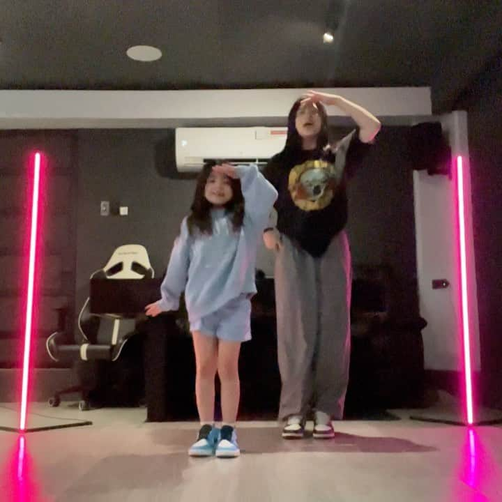 Niana Guerreroのインスタグラム：「Ate Niana and MEeeee🎶 #NianaAndNatalia」