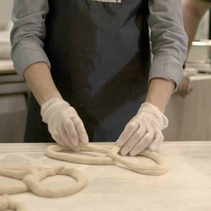 アンティ・アンズのインスタグラム：「there's only one way to make our iconic pretzel shape and we shared that secret with @adamrichman on the premiere of #adameatsthe80s. Tune in tonight at 10/9c pm @history 🥨」
