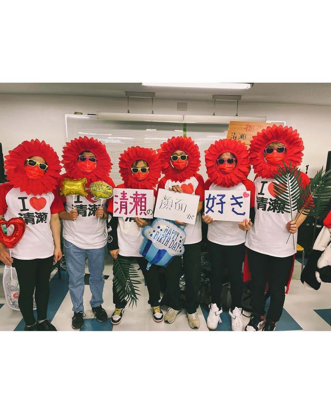 清瀬汐希さんのインスタグラム写真 - (清瀬汐希Instagram)「. . お花が大好きな清瀬には 嬉しすぎるプレゼントたち🎁🌺  こっちのお花もかわいい😂♡  私服も赤で言ったらメンバーに 「意識たかっ」て言われたw . .」2月28日 1時29分 - yuki_kiyose_