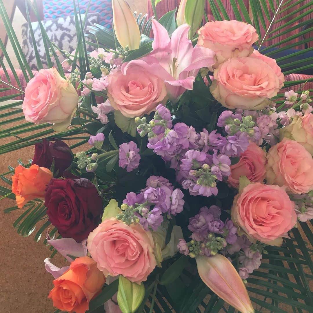 HARUKO（真木明子）さんのインスタグラム写真 - (HARUKO（真木明子）Instagram)「誕生日の瞬間は とーるちゃんが大きな大きな花束💐をプレゼントしてくれた❤️  いつもそばにいてくれてありがとう❤️  楽しい毎日をありがとう😘」2月28日 1時32分 - haruko227