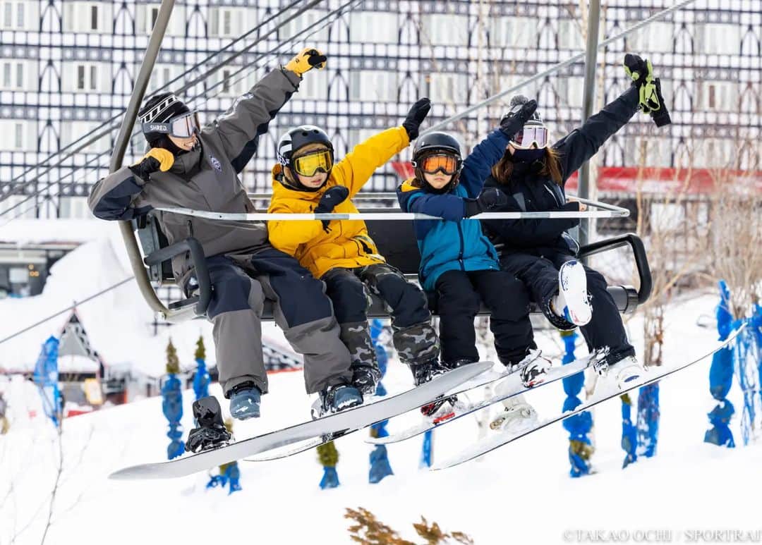 岡本圭司のインスタグラム：「Family snowboarding is fun! 家族で滑るのが年々楽しくなっていく。 長男はプログラミング、次男はサッカーにハマってるけど、冬の間は同じことで笑い合えるのが良い。 ずっとライフスタイルで続けて行って欲しいな～ Photo by Takao Ochi / SPORTRAIT #myfamily  #SPORTRAIT #白馬コルチナスキー場」