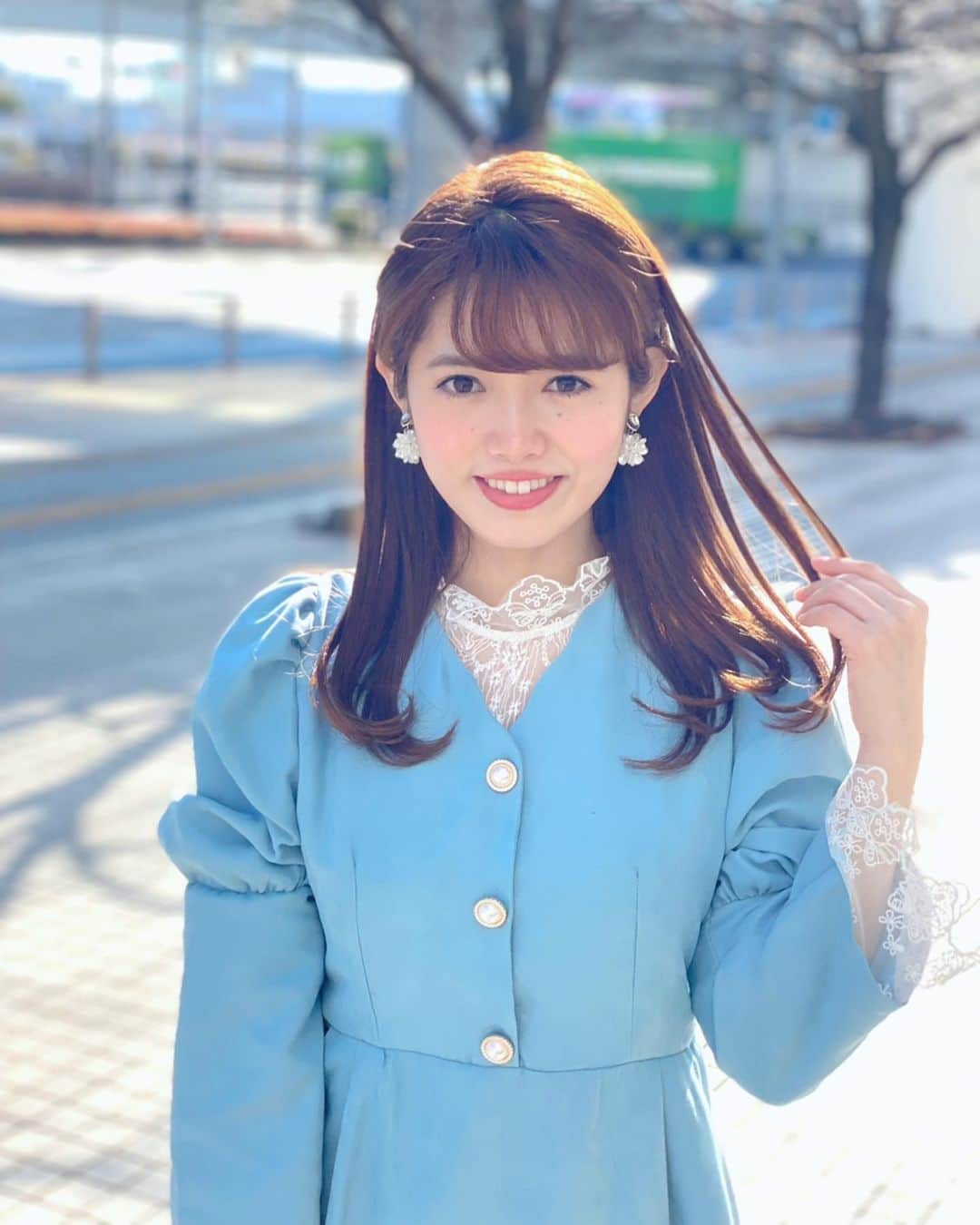 谷尻萌さんのインスタグラム写真 - (谷尻萌Instagram)「おはようさんっ☺️🌸 冬に別れを告げて春の扉をこじ開けた萌やでっ🚪✨ こちら一昨日のめざどの衣装と桜の蕾の写真やで♪  日差しがポカポカと感じられたから、、コート 脱いじゃった〜🧥💓 でも、、今日も寒暖差にきーつけて過ごしましょっ😉 雪の事故にもね！☃️  ほなっ！素敵な月曜日になったらええなあ♪🍀🌈  #春コーデ　#桜の蕾　#京都弁」2月28日 6時00分 - tanijiri_moe