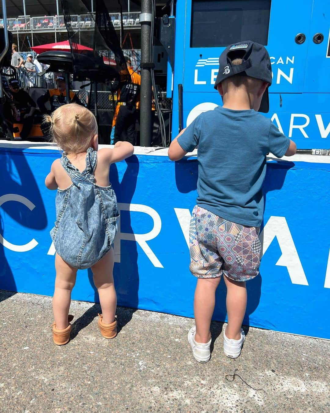 ブライス・ハーパーさんのインスタグラム写真 - (ブライス・ハーパーInstagram)「The kids hangin in @jimmiejohnson pits today! Thank you for having us my friend!! They absolutely loved it!🏎」2月28日 6時35分 - bryceharper3