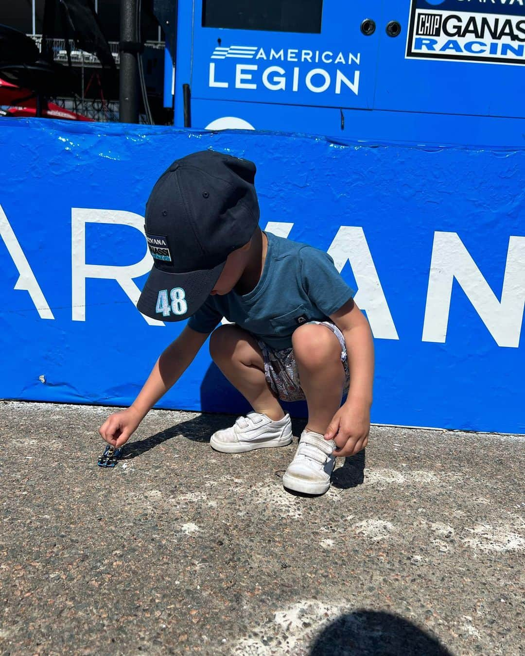 ブライス・ハーパーさんのインスタグラム写真 - (ブライス・ハーパーInstagram)「The kids hangin in @jimmiejohnson pits today! Thank you for having us my friend!! They absolutely loved it!🏎」2月28日 6時35分 - bryceharper3