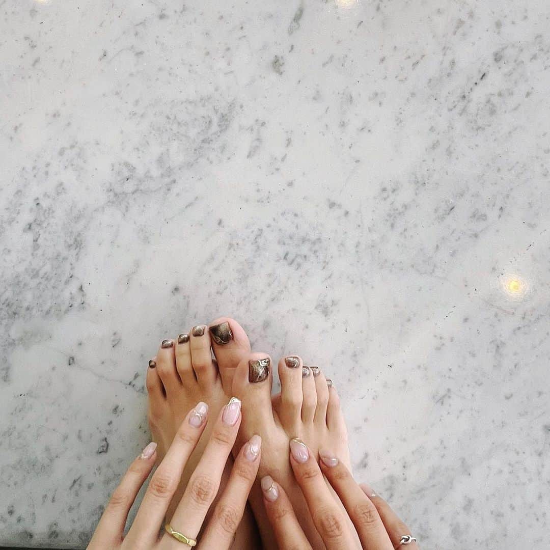 志田友美（ゆうみん）のインスタグラム：「New nail❤️‍🔥  ハンドは、うねうねとかぷっくりさせたりしてミラーのリング風ネイル💅🏽  フットは濃い茶色系のマグネット🧲  かんわいー💭💭  乾燥してるからネイルオイル必須だ🤫💬 　  hand footどちらも  @yuuuuuuuko1224 さん担当🌻  いつもありがとうございます📝  #newnail #フットネイル #マグネットネイル #リングネイル #シンプルネイル #ネイルデザイン #ネイル2022 #春ネイル」