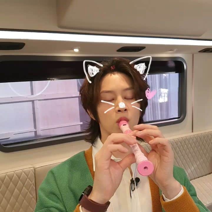 ヒチョルのインスタグラム：「어제 <스타크래프트>를 하는데 처음 스타를 접했던 99년 때가 생각나더군요😐  친구들과 생각없이 놀러다니고 작은거 하나하나에 신내며 즐거워하던 학창시절 하루종일 게임을 해도 시간이 모자라던 나이..  '아직 내 생각은 17살인데, 겉은 40살이구나..'  웃긴 얘기로ㅋㅋㅋㅋ 2월 22일 요환형과 콩형의 스타 대회를 보는데 눈물이 나더랍니다😭 참.. 세월이 많이 흘렀구나....  확실히 나이가 많이 들긴 들었네요ㅋㅋ🧓  강민형과 JSA 대학교 덕분에 좋은 추억들 떠올릴 수 있었습니다🤗 . . #강민 #JSA #STARCRAFT #스타그래프트」