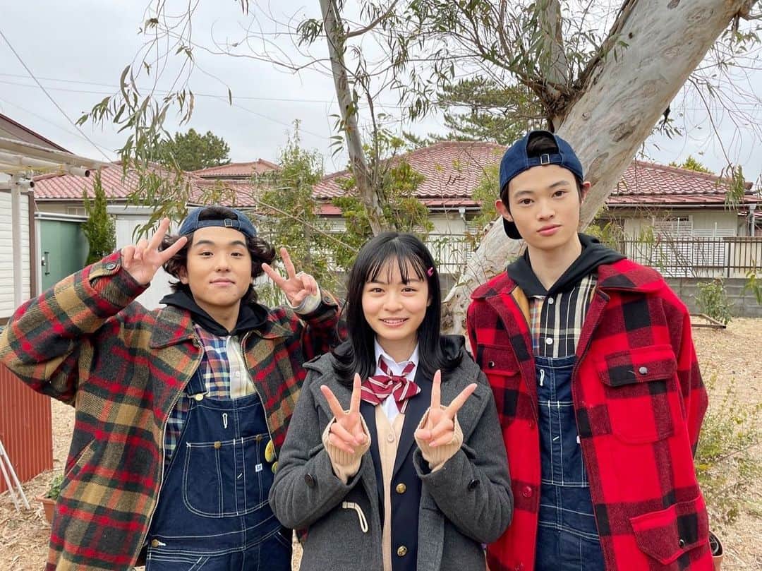 のインスタグラム：「✨明日よる10時からは第8️⃣話✨ いよいよ花枝ちゃんと芦田の恋の取り組み完結！？❤️💙  ぜひぜひご覧ください✌️  #ファイトソング #若林時英 #窪塚愛流 #莉子  #tbs」