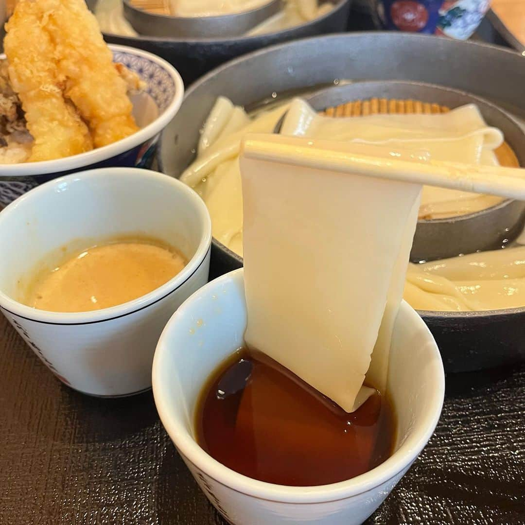 ウルフさんのインスタグラム写真 - (ウルフInstagram)「【#銀座　#花山うどん】 ⁡ もちもちツルツルの超極太うどん🐺  ⁡ ざる二味(醤油つゆ・胡麻つゆ)  950円（税込） ⁡ 東銀座駅徒歩5分ほどにある @hanayamaudon_ginza_official は平日でも行列の人気店！ ⁡ もうずっと人気ここ！笑 ここはほんっとに並ぶ 土曜に訪問してオープン20分前に到着 ⁡ 前にふらっと13時くらいにいったら40組以上待ってた笑 ⁡ 20人ちょっと並んでたかな なんと奇跡的にちょうど一巡目で入れた😭 ⁡ 2巡目からは記帳形式なので名前を書いて待つ ⁡ ここはなんと言っても映え要素もある幅広麺がインパクト抜群！！ 味もとぅるとぅるもちもちで美味い！ ⁡ 舌触りがほんとにやみつきになる ⁡ 小麦粉や水にもかなりこだわりがあるようで職人のこだわりが感じられるうどん ⁡ ごちそうさまでした🐺 ⁡ コロナの影響で営業時間や提供商品が異なる場合があるので、お店に電話などで確認してね！ ⁡ 何か質問や感想あればコメント、DMお待ちしてます😚 ⁡ また、ウルフを見て食べたら投稿やストーリーでタグ付けで知らせてくれると喜びます😚 いいねやコメントしにいくのでぜひ通知してね🥺 ⁡ ※美味しさ、映え、コスパの評価は注文した商品だけの個人的な評価になります。 ⁡ 🚃 東銀座駅から徒歩5分 💺35席くらい 📍 東京都中央区銀座3-14-1 ⏰ 【月～金】 11：00〜16：00 17：30〜22：00 【土日祝】 11：00～16：00 (土日祝ディナーお休み) ⁡ 定休日 年末　12月29日〜1月4日年始1月5日 ⁡ #銀座カフェ #銀座グルメ #銀座ランチ」2月28日 17時04分 - wolf.0313