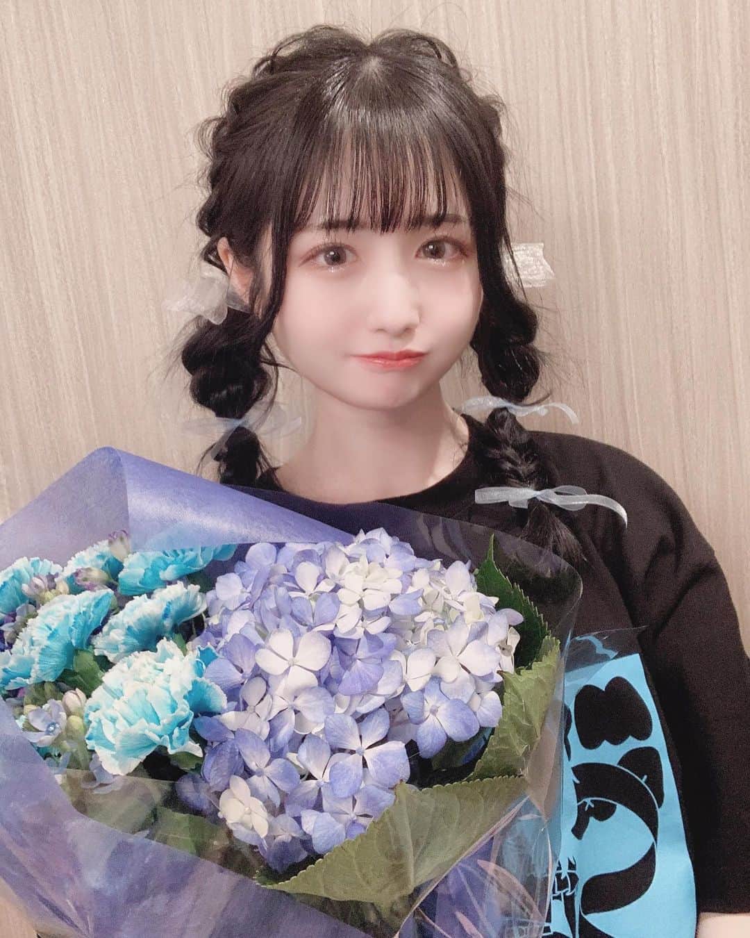 のインスタグラム：「2ndワンマンの髪型です💆🏻‍♀️♡  いつも大切な日にはゆまさんにお願いしています〜🐱 ツインテール系でいろいろ相談しながらこんな可愛くしてくれました♡ ありがとうございます〜🐱♡  p.s.ワンマンのとき直接プレゼント受け取れんくて1人名前書いてなかった方いたのでこっそーり教えてください🐱♡  楽屋にお花もありがとう!!、 個人宛に送ってくれたお花持ち帰って飾ってます🐱 花束も持って帰って玄関に飾ってるよ〜🐱ありがとう♡ 玄関がお花だらけになりそう🐱笑  いつもいつもありがとう〜!!♡  #アイドル #黒髪ロング #コスプレ #follow #like4like  #instafollow #instalike #followme #following #follower  #팔로우미 #팔로우환영 #エクステ #シールエクステ #ottd」