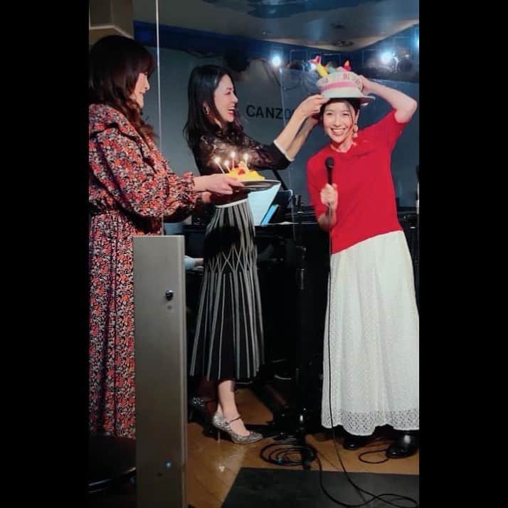 沢希理寿さんのインスタグラム写真 - (沢希理寿Instagram)「2月も元気に歌うことができました😊  3月のスケジュールです✨  🌸3/1  四谷三丁目ウナカンツォーネ 19:00〜  🌸3/15 蛙たち 18:30〜  🌸3/16  銀座ボンボン 18:30〜  お時間ありましたらお待ちしております🙇‍♀️  写真1から3枚目 バレンタインの日は蛙たちでライブでした。#広瀬敏郎 さんと#劉玉瑛 さんと出演しました。 バレンタインなので先輩から頂いた普段着ないピンクのワンピース着ました😂  逆にお客様からいただた #ルワンジュ東京 のチョコレート 一見エクレアだけど中はチョコ綺麗でそして美味しかったです😍❤️  4.5枚目#ウナカンツォーネ #劉玉瑛 さんのお誕生日をお祝いしました。#姫子 さん#松城ゆきの ちゃん  6.7枚目 #銀座バーブラ #秋元はるな ちゃんと#依田ちえみ ちゃんと楽しいライブでした🥰  8枚目 #赤坂バルバラ で#薮内彩奈 ちゃんとライブ。楽しい夜でした😊  素晴らしい舞台も2本観ました。 #笑う男 と#tarkiethestory  ターキーザストーリーは同期の#美翔かずき 氏と#千葉さなえ 氏がとっても素敵で観に行って良かったです😭💕  3月も元気に過ごせるように体調管理気をつけます😊 皆様もお元気にお過ごしください🌸  #シャンソン#ライブ」2月28日 17時37分 - rizu_sawaki