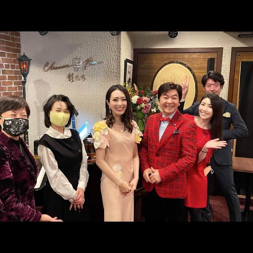 沢希理寿さんのインスタグラム写真 - (沢希理寿Instagram)「2月も元気に歌うことができました😊  3月のスケジュールです✨  🌸3/1  四谷三丁目ウナカンツォーネ 19:00〜  🌸3/15 蛙たち 18:30〜  🌸3/16  銀座ボンボン 18:30〜  お時間ありましたらお待ちしております🙇‍♀️  写真1から3枚目 バレンタインの日は蛙たちでライブでした。#広瀬敏郎 さんと#劉玉瑛 さんと出演しました。 バレンタインなので先輩から頂いた普段着ないピンクのワンピース着ました😂  逆にお客様からいただた #ルワンジュ東京 のチョコレート 一見エクレアだけど中はチョコ綺麗でそして美味しかったです😍❤️  4.5枚目#ウナカンツォーネ #劉玉瑛 さんのお誕生日をお祝いしました。#姫子 さん#松城ゆきの ちゃん  6.7枚目 #銀座バーブラ #秋元はるな ちゃんと#依田ちえみ ちゃんと楽しいライブでした🥰  8枚目 #赤坂バルバラ で#薮内彩奈 ちゃんとライブ。楽しい夜でした😊  素晴らしい舞台も2本観ました。 #笑う男 と#tarkiethestory  ターキーザストーリーは同期の#美翔かずき 氏と#千葉さなえ 氏がとっても素敵で観に行って良かったです😭💕  3月も元気に過ごせるように体調管理気をつけます😊 皆様もお元気にお過ごしください🌸  #シャンソン#ライブ」2月28日 17時37分 - rizu_sawaki