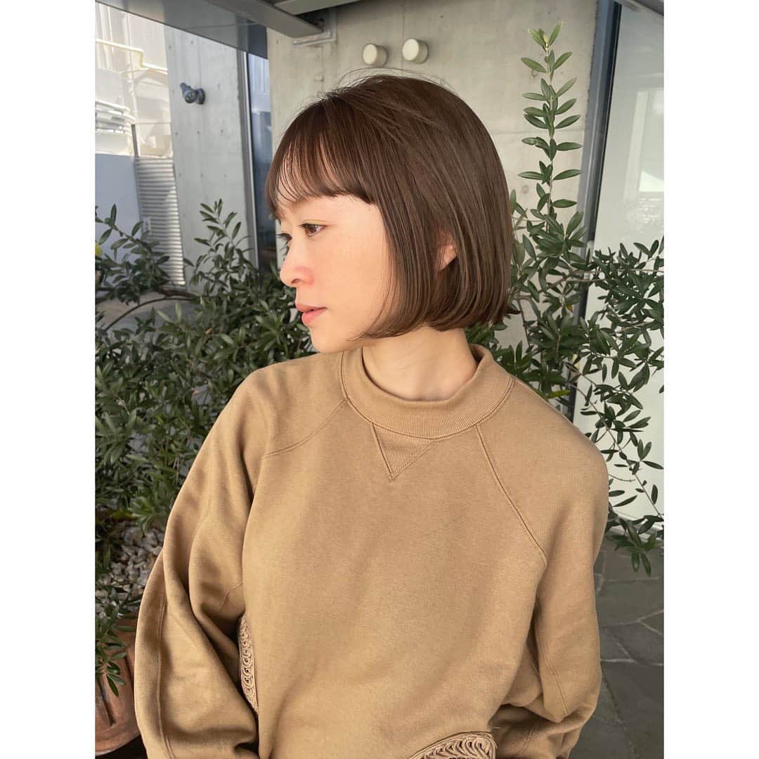野尻美穂のインスタグラム：「髪染めた〜 はぁいい気分😮‍💨✨ 外で撮ると色わかりやすいね😋  ありがとう @kaori_yonezawa 🌷  #hairstyle  #haircolor」
