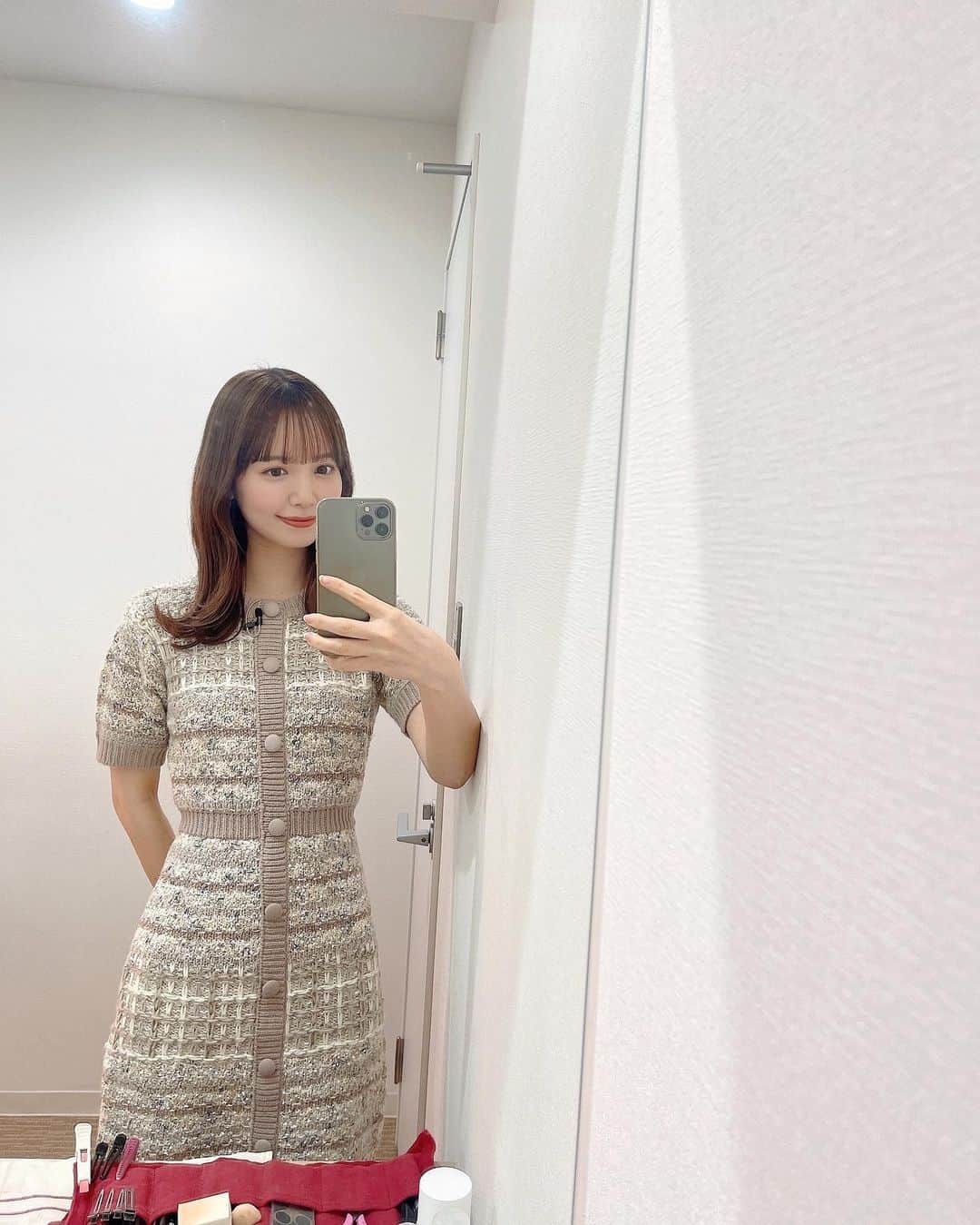のインスタグラム：「. . 今日は三月場所の番付発表！ 豊昇龍関の新小結嬉しや〜☺️ かわいい衣装タグ付けしてます😌♡  このお仕事の前に @misakiayame さんの紹介で ヘッドスパに行ってきました🌿 オイルトリートメントと鍼をして頂いて 収録頑張れた！スッキリしすぎた！！笑  明日はニッポン放送11時30分〜 「ビバリー昼ズ」生放送です、是非🕊 . . #emiriawiz #エミリアウィズ  #ブレインパーク #ヘッドスパ #脳疲労 #眼精疲労 #山根千佳」