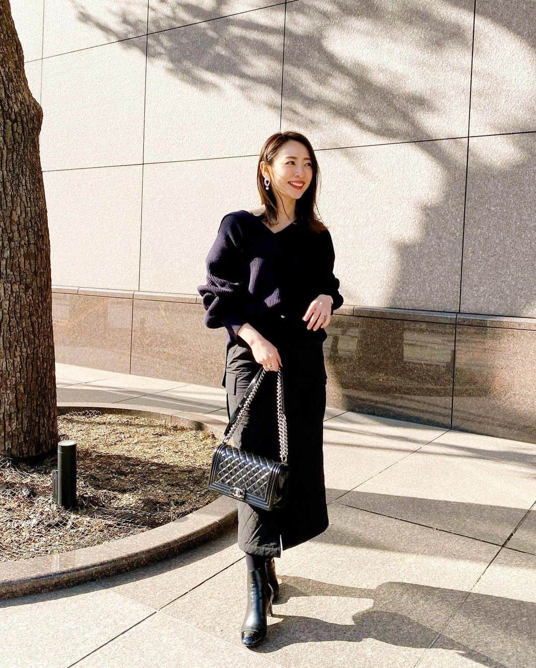 磯部奈央のインスタグラム：「Coordinate♡ . 先日のコーディネート🖤 . . #tops … @o0u_official  #skirt … @cotorica.official  #bag …#chanel  #shoes ...#chanel  . . #o0u のニットは、一見シンプルそうで、後ろがセーラー襟になってて今年っぽい😊（4枚目） #cotorica のキルティングスカートは、キルティングなのに前スリットが入ってたりラインがキレイ‼️✨ウエストゴムもほんっとに楽ちんだから、すごい着回ししてます🖤 . .  #coordinate #ootd #instafashion #outfit #コーデ #シンプルコーデ #ファッション #コーディネート #カジュアル #ママコーデ」