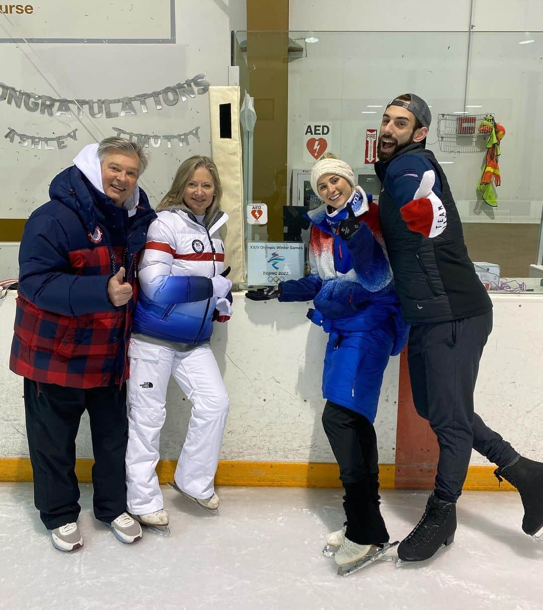 アシュリー・ケインのインスタグラム：「Our coaches put this sign up in the rink last year after 2021 Nationals. Every single day we looked at it and saw what the goal was and did everything we could to make it a reality. It was cool to go back to the rink this past week and see it there knowing we accomplished that goal. It may seem like just a piece of paper but it was something that I saw every single day that lit a fire in me🤍」