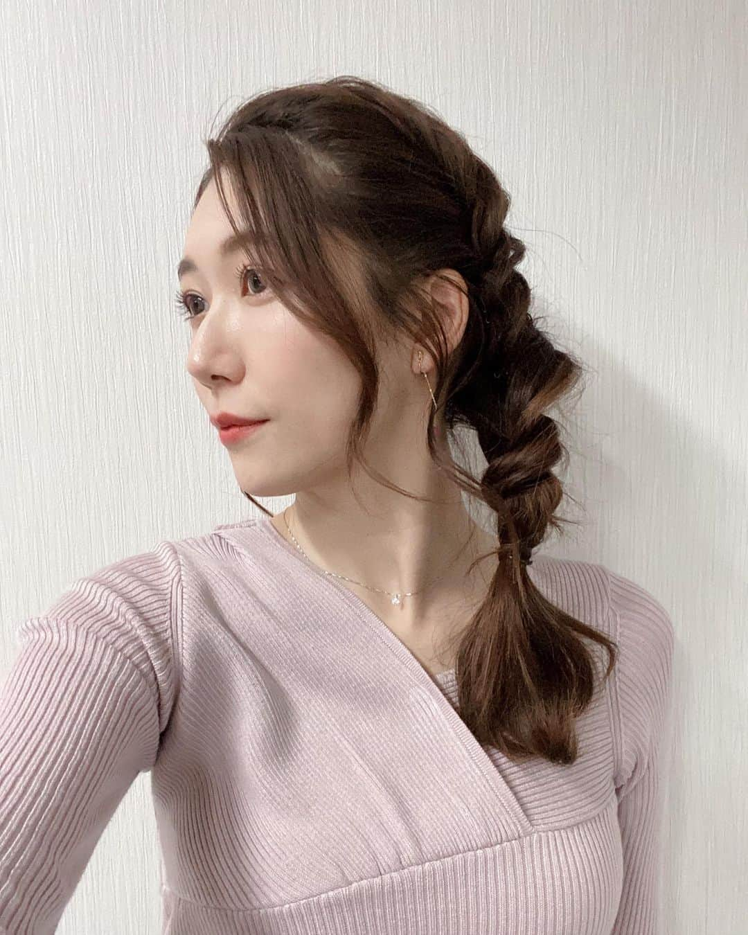 穂川果音さんのインスタグラム写真 - (穂川果音Instagram)「hair style  サイド寄せ編み下ろしです😊  earring→ @riele.acc  #hairstyle #hairarrange #arrangement #earrings #アベプラ　#ヘアースタイル　#ヘアアレンジ　#サイド編みおろし　#編み下ろしアレンジ　#サイド寄せアレンジ #サイド編み下ろし選手権　#イヤリング　#気象キャスター　#気象予報士　#お天気お姉さんコーデ」2月28日 10時33分 - hokawakanonn