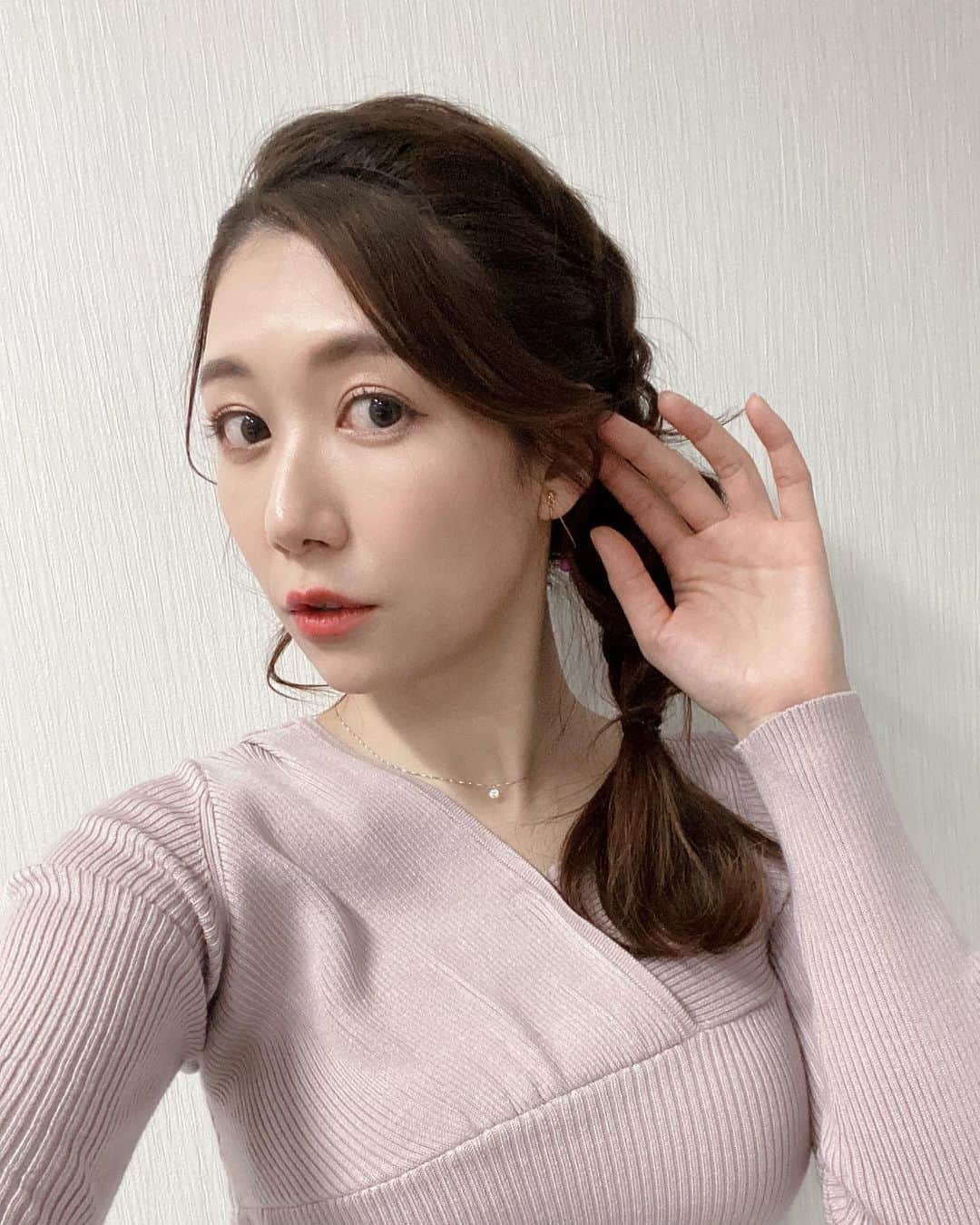 穂川果音さんのインスタグラム写真 - (穂川果音Instagram)「hair style  サイド寄せ編み下ろしです😊  earring→ @riele.acc  #hairstyle #hairarrange #arrangement #earrings #アベプラ　#ヘアースタイル　#ヘアアレンジ　#サイド編みおろし　#編み下ろしアレンジ　#サイド寄せアレンジ #サイド編み下ろし選手権　#イヤリング　#気象キャスター　#気象予報士　#お天気お姉さんコーデ」2月28日 10時33分 - hokawakanonn