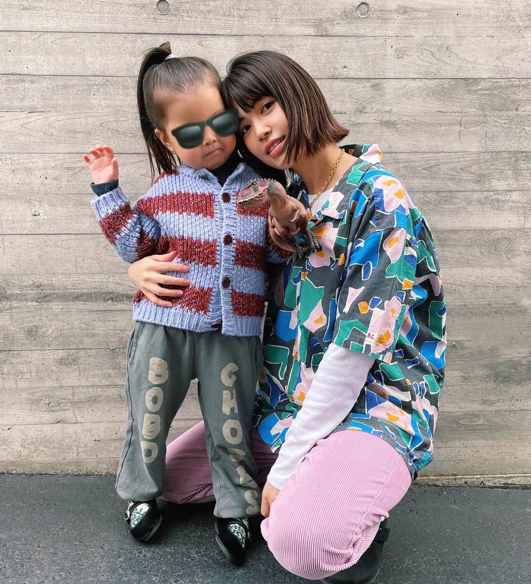 垣内彩未さんのインスタグラム写真 - (垣内彩未Instagram)「大好きな @_bobochoses_ の 新作で親子コーディネート👩‍👧🌼  私は柄シャツ。 娘はスウェットパンツ。  娘は、このスウェットパンツが 履き心地が良いらしく 大のお気に入りです☺️❤️‍🔥  娘服は ボボの服が1番多いです👧🏻❣️  #bobochoses  #kakiuchiayamibaby  #kakiuchiayami服」2月28日 10時43分 - kakiuchiayami