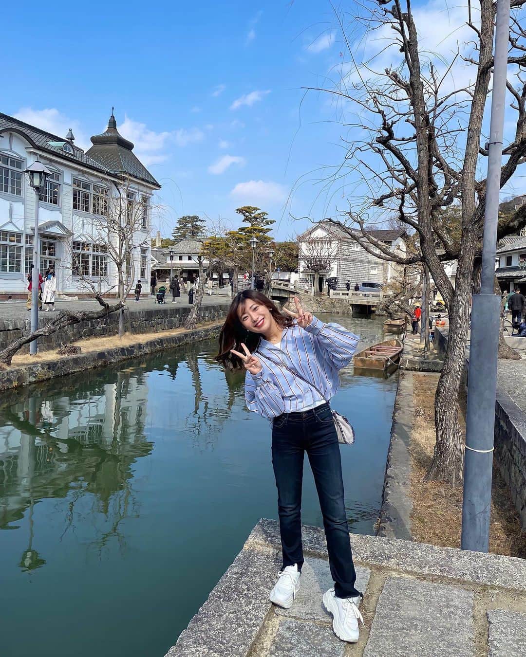 のインスタグラム：「👣 . ただいまー！！ 何度も歩いた倉敷美観地区 でもやっぱり何回来ても良いですね☺️ . 懐かしさと地元感をすごく感じて 帰る場所が出来たのがうれしかったです✨ やっぱり落ち着くなあ〜 . きょうは久しぶりの熱血バスケ🏀💕 B2特集もあります！ ファイブアローズ のこと たくさん喋るので見てください🏹💛 @kagawafivearrows  . #倉敷美観地区 #観光 #ぶらり旅  #帰省 #第二の故郷 #岡山  #熱血バスケ #w杯予選 #b2」