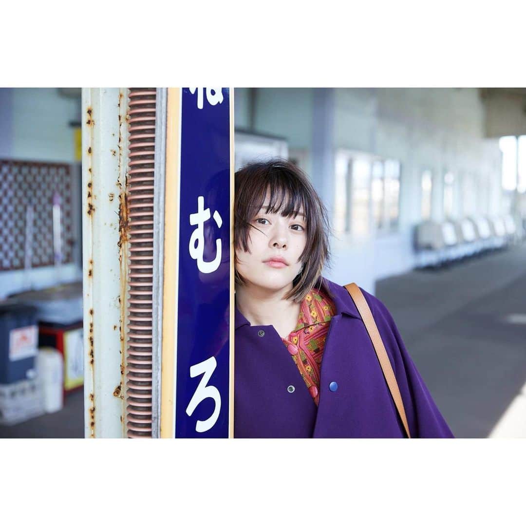 高畑充希のインスタグラム：「渋谷PARCOでの展示 #穴があったので入りました  本日最終日です。 18:00まで入場していただだけるみたい🌹  エッセイも、本日発売です。  ここ数日は、 お会いしたことのない、 でも同じ空の下に生きている人達のことが頭から離れず、やるせなく、 楽しい瞬間の合間合間に ズドンと暗いものが挟み込まれる日々です。  私は非力だけれど、 自分の意見を持てるように、 とにかく“知る”を今は大切にしたいなぁって、思って。 知りたいよー！って、もがいてます。  そして、ニュースをみたりしてザラザラしてしまった方の気持ちが、少しでも滑らかに、軽くなるように。 軽快なドラマ作りを、チームのみんなと、最後まで走り切れたら。  今日はいい天気。 いっぱい光合成します。」