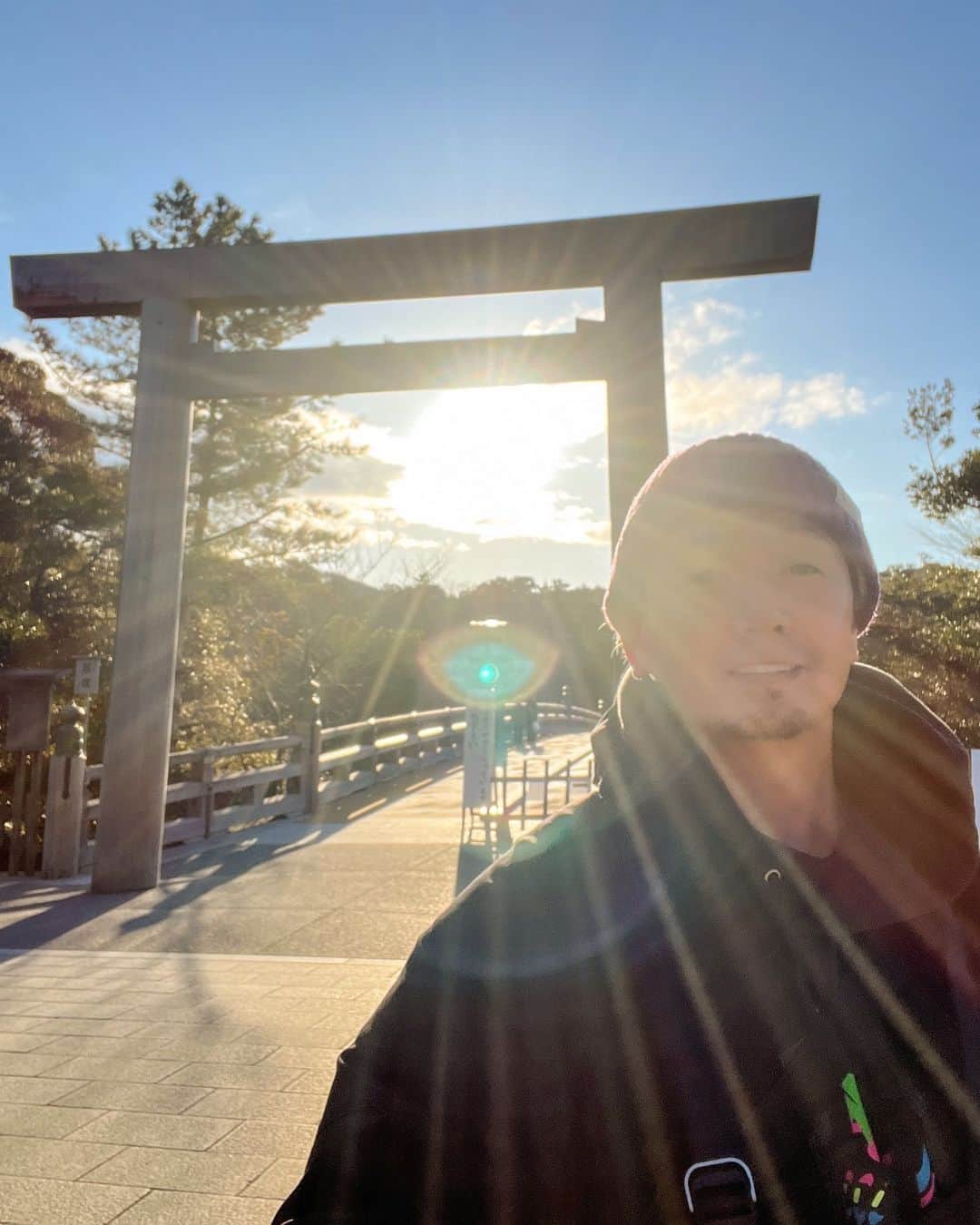 Shock Eyeさんのインスタグラム写真 Shock Eyeinstagram 人のいない正宮なんていつぶりだろう 午前７時 少し肌寒い 伊勢神宮内宮は 清らかで そして静か 鳥居をくぐり 正宮で手を合わせた時 風が吹いて 白い目隠しが全開に まるで よく来たね