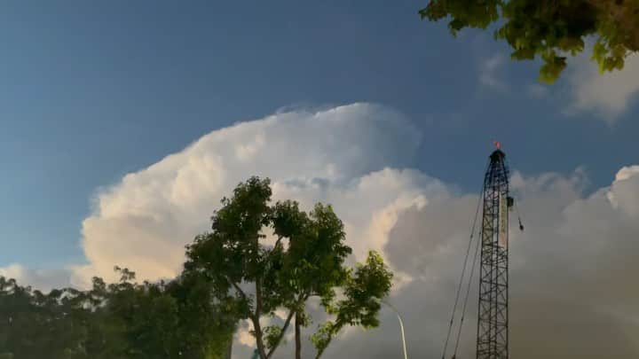 福田萌のインスタグラム：「ある日の夕方。  空がピカピカ明るいなと思っていたら、雲の中で雷がバッチバチでした⚡️  音もなく静かで激しい雷でした。  These was lightning in the clouds⚡️」