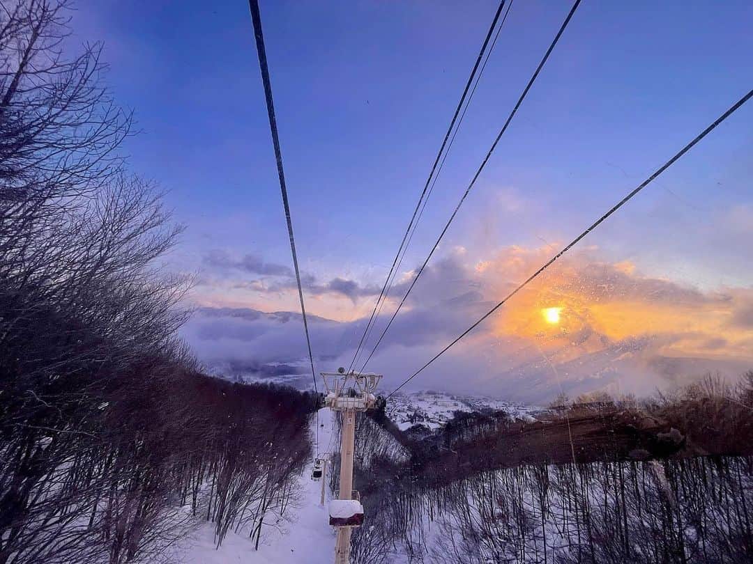 土屋炎伽さんのインスタグラム写真 - (土屋炎伽Instagram)「✴︎ どんより曇っていたのに 急に朝陽が顔を出した瞬間🌅 みるみる晴れて、 素敵な景色と街並みが目の前に。 自然が見せてくれる美しさには 毎回心が動き、涙がでます。 この冬は、そんな貴重な経験をたくさん味わいました❄️ SkiTVに感謝の気持ちでいっぱいです☺️  今夜放送の #SkitV5 では 上信越エリアの魅力的なスポットをお届けします🌟 ワンポイントレッスンでは、 なんとカービングターンに挑戦⛷💪 今回もなりふり構わずレッスンに没頭しておりますが 温かく見守っていただけたら嬉しいです🙏💦  今夜23時〜BS日テレ ぜひチェックしてみてください❣️  先週までの放送はYouTubeでご覧になることが出来ます☆ " #skitv5 "で検索してくださいね😉 . #ski #japow  #スキー #スキー女子 #赤倉観光リゾートスキー場  #ホテル金甚 #赤倉温泉 #ロッテアライリゾート  #飯綱 #いいづなリゾートスキー場  #グランピング #グランルーク飯綱高原  ゲストスキーヤー #金子裕之 さん #酒井拓也 さん #渡邊岬 さん メインナビゲーター #岡部哲也 さん #丸山貴雄 さん」2月28日 11時37分 - honoka.t8
