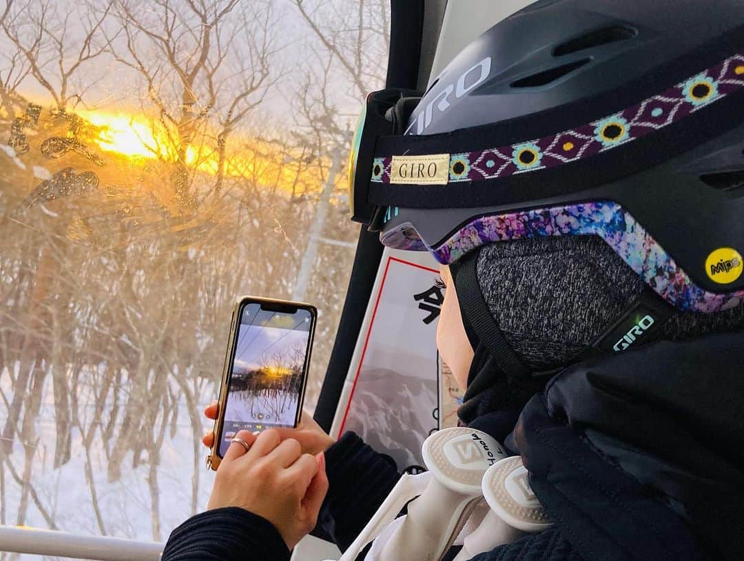 土屋炎伽さんのインスタグラム写真 - (土屋炎伽Instagram)「✴︎ どんより曇っていたのに 急に朝陽が顔を出した瞬間🌅 みるみる晴れて、 素敵な景色と街並みが目の前に。 自然が見せてくれる美しさには 毎回心が動き、涙がでます。 この冬は、そんな貴重な経験をたくさん味わいました❄️ SkiTVに感謝の気持ちでいっぱいです☺️  今夜放送の #SkitV5 では 上信越エリアの魅力的なスポットをお届けします🌟 ワンポイントレッスンでは、 なんとカービングターンに挑戦⛷💪 今回もなりふり構わずレッスンに没頭しておりますが 温かく見守っていただけたら嬉しいです🙏💦  今夜23時〜BS日テレ ぜひチェックしてみてください❣️  先週までの放送はYouTubeでご覧になることが出来ます☆ " #skitv5 "で検索してくださいね😉 . #ski #japow  #スキー #スキー女子 #赤倉観光リゾートスキー場  #ホテル金甚 #赤倉温泉 #ロッテアライリゾート  #飯綱 #いいづなリゾートスキー場  #グランピング #グランルーク飯綱高原  ゲストスキーヤー #金子裕之 さん #酒井拓也 さん #渡邊岬 さん メインナビゲーター #岡部哲也 さん #丸山貴雄 さん」2月28日 11時37分 - honoka.t8