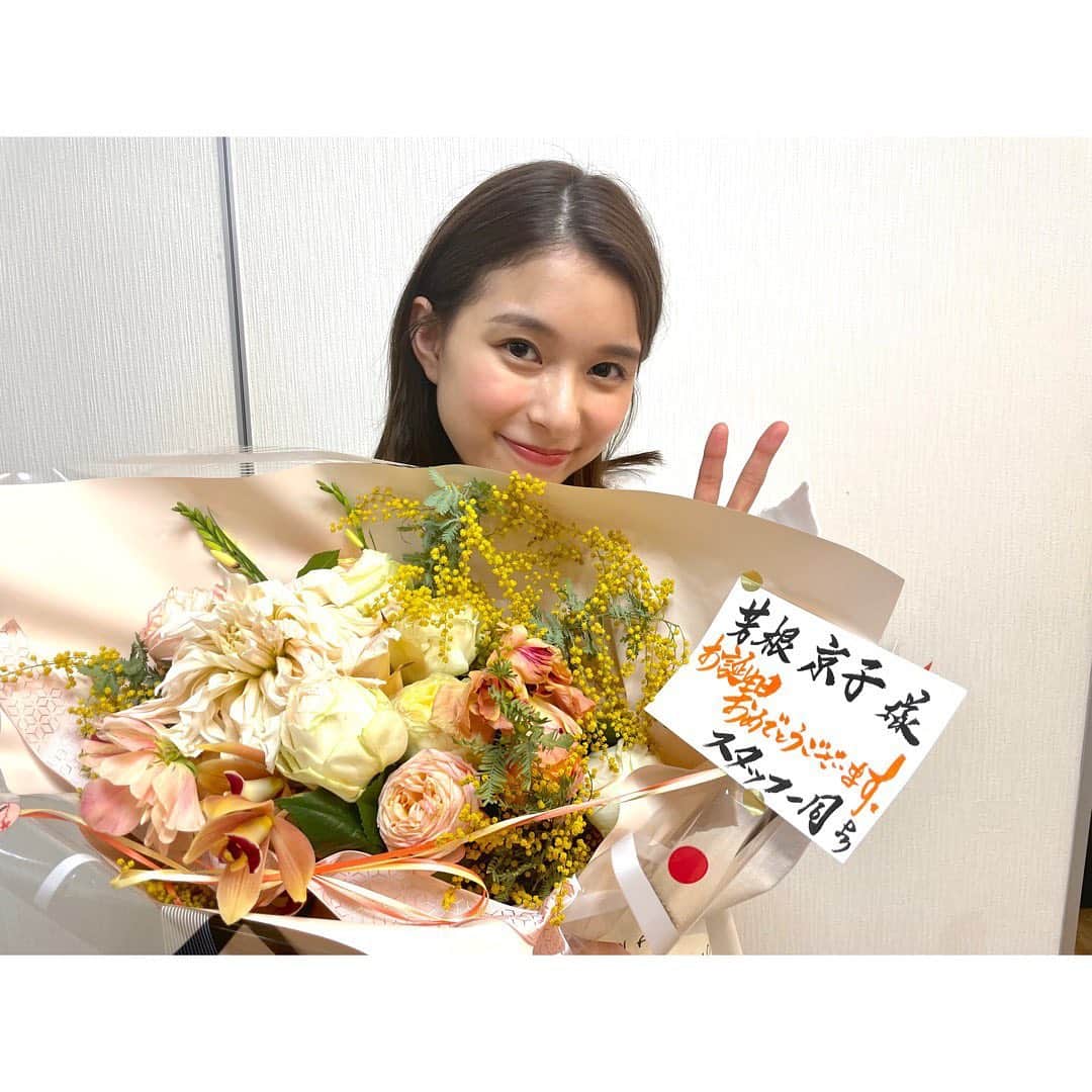 芳根京子さんのインスタグラム写真 - (芳根京子Instagram)「25歳になりました！ たくさんお祝いのメッセージ ありがとうございます！☺️ 25歳も頑張りまーす！  とある現場にてお祝いしていただきました！ やったー！ありがとうございます！  #25」2月28日 12時08分 - yoshinekyoko