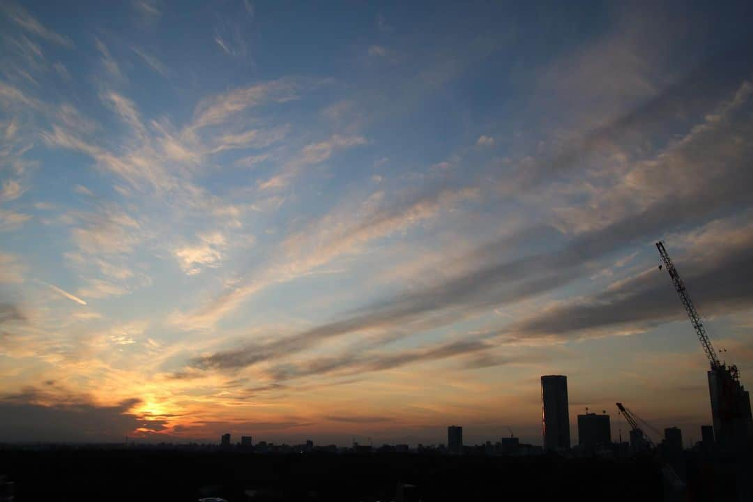 坂元美香さんのインスタグラム写真 - (坂元美香Instagram)「today's sunset 2022/02/28 17:25  雲が広がるこういう空が好きなのです😌 あとクレーンも好きです😙🏗  #sunsetphotobymikasakamoto  #sunset #夕陽 #夕日 #黄昏時 #夕焼け #tokyosky #やっぱり空が好き #イマソラ  #canonEOSKiss8i  #繋がってる空 #PrayForPEACE」2月28日 18時10分 - mika_saka