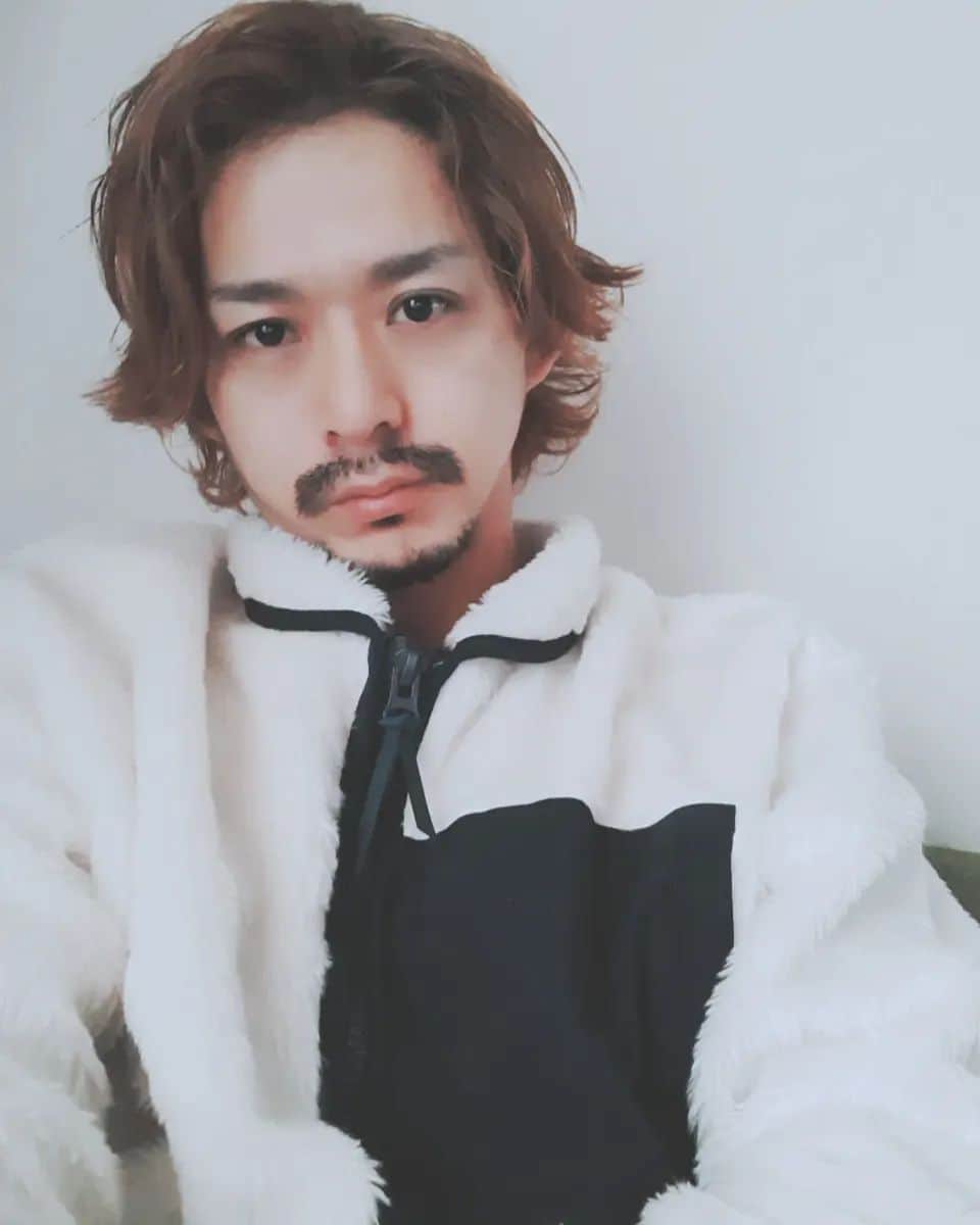 末野卓磨さんのインスタグラム写真 - (末野卓磨Instagram)「最近のわっちです。 髪も髭も伸びました。  #髭　 #外はね #襟足　#髪切りたい」2月28日 13時35分 - takuma_sueno
