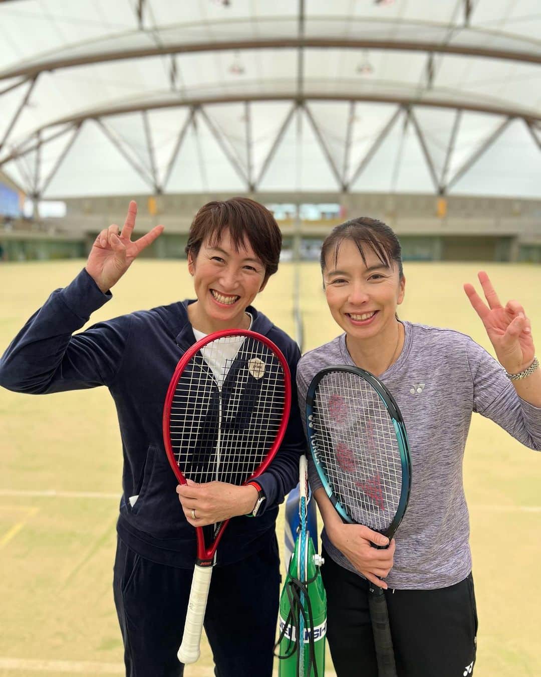 のインスタグラム：「昨日はJPTAのイベントで北九州へ🎾 主に参加していたのは小学生の子ども達でしたが、一生懸命テニス🎾体力テストをする姿に元気をもらいました😆  久しぶりに友佳ともたーくさんお話できて、楽しかった〜✨ 話し足りなかったからこの続きはまた後日ね‼️」