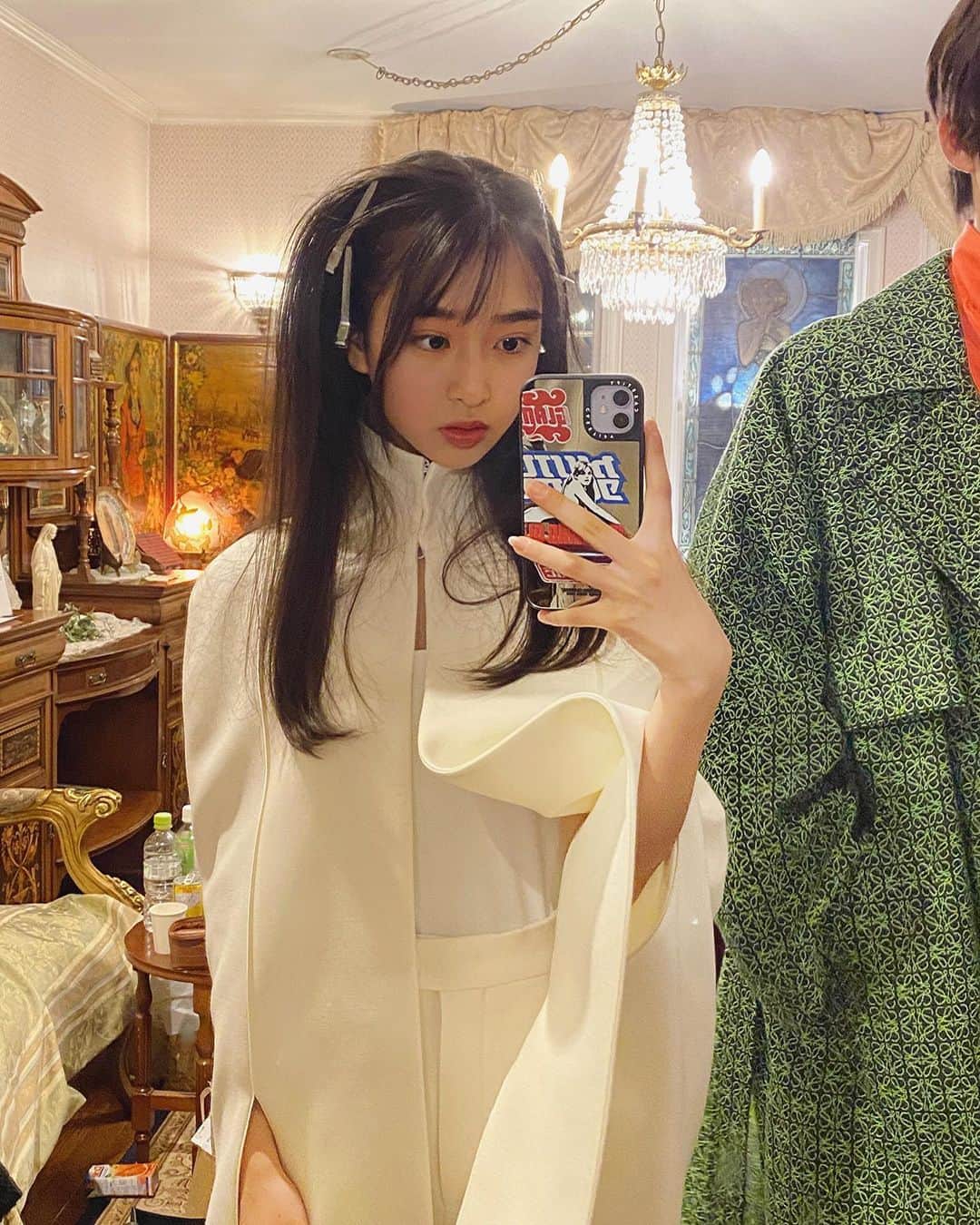のインスタグラム：「*::;;;;::*♦*::;;;;::*♦*::;;;;::*♦*::;;;;:: ⁡ 「NYLON JAPAN」4月号でのオフショ🕊 ͗ ͗〰︎︎♡ ⁡ スタジオがとっても豪華で素敵な場所で、 ⁡ 沢山のシャンデリアや ドールハウス、メリーゴーランド とっても可愛くて楽しくてずっとわいわいしてました💕💕  @nylonjapan  ⁡ #藤岡舞衣 #スタジオ #メリーゴーランド #NYLON #nylonJapan #08 #jc #jc2 #08년생」