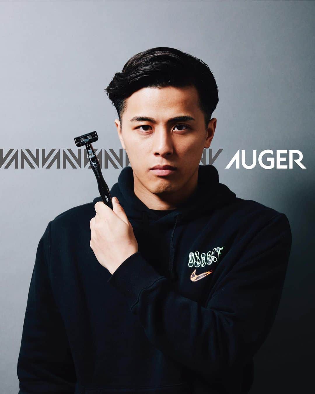 のインスタグラム：「この度、グローバル刃物メーカーの貝印株式会社から発売される『AUGER』のブランドアンバサダーを務めることになりました。  "身だしなみを整えることは気持ちに・プレーにつながる"ことを表現してくれているブランドだなと思います。 外側だけでなく内側も整うグルーミングツールブランドです。  明日からの発売！インタビュー動画もあるのでぜひチェックしてください！  #貝印 #KAI #AUGER #オーガー #カミソリ #Ambassador」