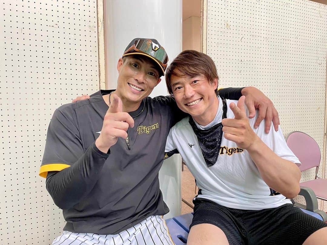 新井良太のインスタグラム：「今日で春季キャンプ終了です。 応援に来ていただいた皆さん、ありがとうございました！  #阪神タイガース #糸井嘉男  #新井良太」