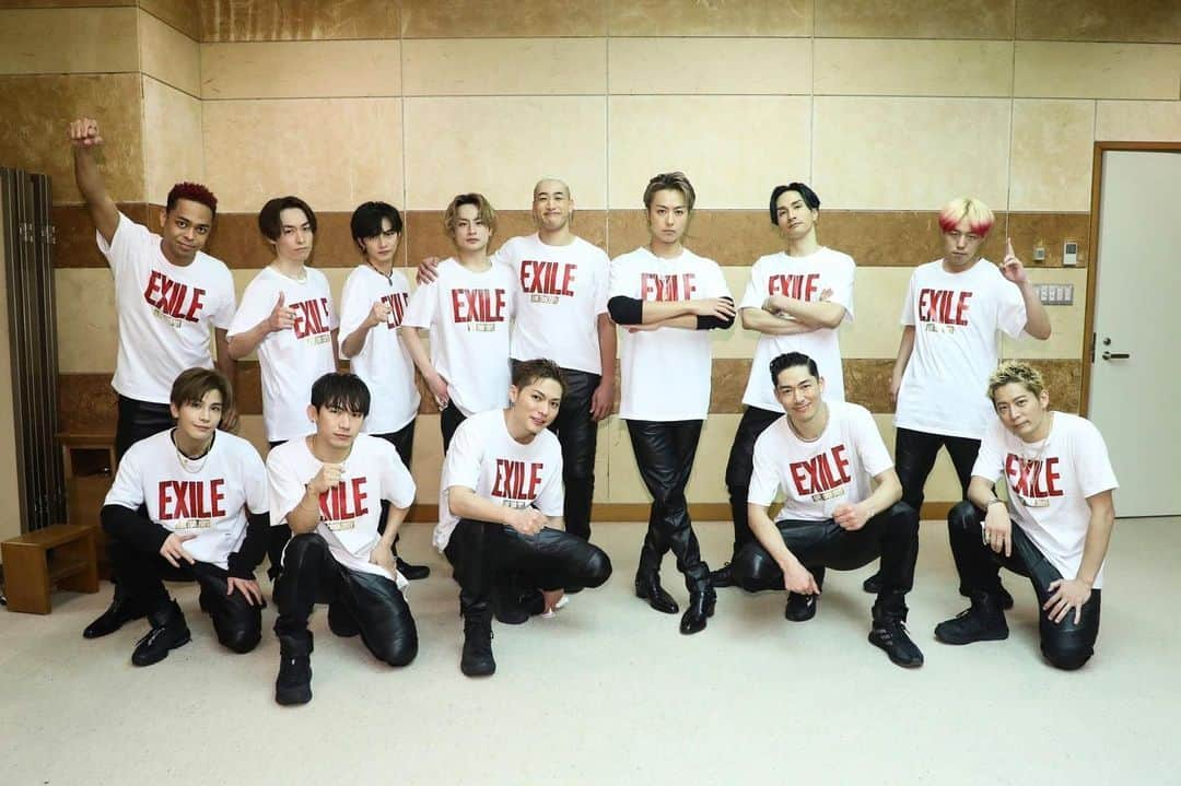 SHOKICHIのインスタグラム：「EXILE IS BACK   RED PHOENIX ツアーが無事開幕✨✨✨🦅 偶然か必然かスタートした2月26日、そのちょうど2年前の同じ日は京セラドームでライブが中止になった日という、、  あの日から2年間、なんどもリベンジ単独公演を試みるがコロナで延期、中止の繰り返し、、  本当に悔しい思いをしてきましたがみんなの応援のおかげでようやくリスタートできました🙏🙏  ライブの当日の日も雪が降っていたのですが、地域のボランティアの方々が除雪をして頂き、無事にサンドームまでスムーズに行くことも出来ました🙏🙏  そして福井市の方々からもたくさんの特産品を頂き、本当に胸がいっぱいです😢  悲しいニュースが降り続く昨今、それでも思いやり、愛が世界を創るんだという事を改めて信じていきたいと強く思いました🙏🙏🌏  LOVE&PEACEメーターがカラカラでしたがフルマックスまで充電できたのでこのグッドバイブスで全国駆け抜けたいと思います🔥🔥🔥」