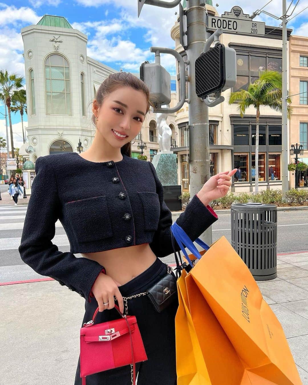 濱野りれさんのインスタグラム写真 - (濱野りれInstagram)「Rodeo Drive!! It's been three years since I last came here. Shopping abroad is exciting even if the same stuff is selling over there!!😂  3年ぶりのロデオドライブ❣️ 久しぶりの海外の買い物楽しかった😍 合成みたいな写真が撮れたけど合成じゃないよーーー👾💗  #rodeodrive #rodeodrivebeverlyhills #beverlyhills #shopping #shoppingday #chanel #chanelclothes #chanelfashion #kellymini #minikelly #hermes #hermeskelly #lalife #ショッピング #お買い物 #ビバリーヒルズ #ロデオドライブ #ロサンゼルス #ロサンゼルス生活」2月28日 16時28分 - riregram