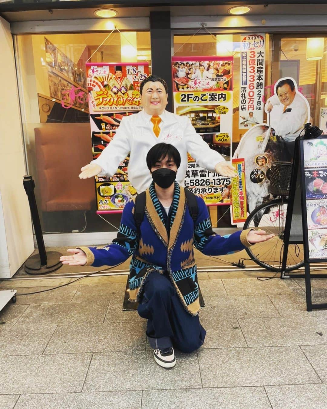 早乙女太一さんのインスタグラム写真 - (早乙女太一Instagram)「. 帰りは浅草に寄ってぶらりぶらり。 @hiroya.ozaki は何故か、仲見世通りにある人形焼店、全店舗を制覇してた。食べ歩きしよって言ったけどさ、人形焼そんなにいっぱい要らないんだよなぁ。 途中で着物着た女の子連れて行こうとしてたから全力で止めといた。 おみくじ引いたら大吉出ちゃった。 やっぴー。 人形焼でお腹いっぱいだったけど、最後は蕎麦で締めて、浅草楽しみざんまいでした。」2月28日 18時18分 - taichisaotome_official