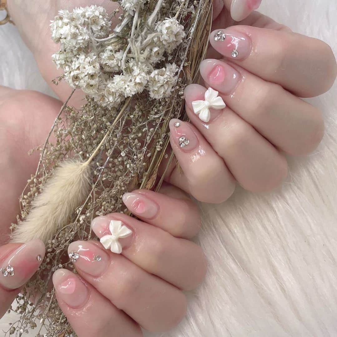 高橋沙弥華のインスタグラム：「ちゅるんチークのワンホンネイル💅💗  . . . #ワンホンネイル  #ちゅるんネイル  #じゅわっとネイル  #チークネイル #可愛い #ジェルネイル #パラジェル #自爪ネイル #newnail #春ネイル #春ネイルデザイン #可愛いネイル  #可愛いものが好き  #可愛いものが好きな人と繋がりたい」