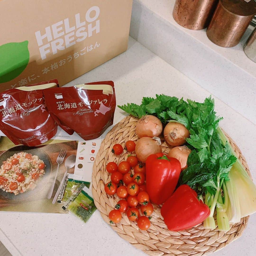 安田美沙子さんのインスタグラム写真 - (安田美沙子Instagram)「HelloFresh を利用してみました🌿 週ごとに色々なレシピが選べ、 新鮮な食材が、エコなパックで必要な分だけ送られてくるのが嬉しい✨  毎日何を作るかが大変なので、メニューが決まらない時、子連れで買い物に行けない時、とっても助かります🤍  わが家のルーティンだったメニューに新しい風が吹きました。笑 お野菜もたっぷり！お肉もボリューミーで食べ盛りの息子たちもおかわりしてくれました🌿  「HELLOMISAKO」 のコードを使うと 初回注文の最初の2箱が 合計5,000円引きになります🤍 ぜひ使ってみてください✨  リンクはこちらから↓ @hellofreshjapan    #HelloFresh #ハローフレッシュ #ハロフレ #ミールキット #おうちごはん #宅配サービス #世界の料理 #PR」2月28日 19時07分 - yasuda_misako