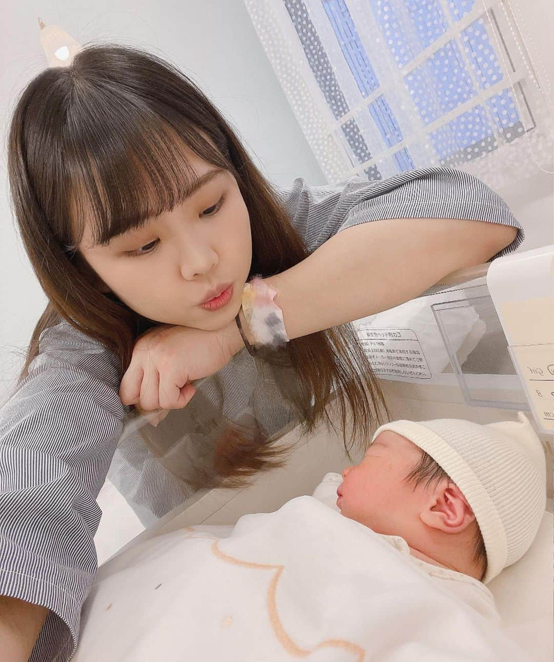 Yukaさんのインスタグラム写真 - (YukaInstagram)「#justborn 🐣  𝟮𝟬𝟮𝟮.𝟬𝟮.𝟭𝟵ㅤ 𝟯𝟬𝟴𝟮𝗴 / 𝟰𝟴𝗰𝗺 𝗯𝗮𝗯𝘆 𝗯𝗼𝘆 ♂   - - - - - - - - - - - - - -♡  改めまして 無事に元気な男の子を出産しました🕊𓏸𓈒  25週目の時から、 子宮頸管が短いので、切迫早産と言われて、仕事も出来ず、1ヶ月半ぐらい休んでそのまま産休に入りました 毎週病院に通ってる生活は大変だったけど、 なんとか入院回避ができて、お家で安静に過ごして、 38w5dまでしっかりとお腹の中に居てくれました👶🏻  本当に、無事に、元気に生まれてきてくれてありがとう👼🏻 小さい時のパパに似てて愛しい💕👨🏻  今は無事に退院し、 体の回復やベビーちゃんのお世話など、 まだ色々バタバタしてて、 出産レポは後日改めて投稿します🤭  ┈┈┈┈┈┈┈┈┈┈┈┈┈┈┈┈┈  終於有時間發文了 平安順利的生下了健康的男寶寶👶🏻  從懷孕25週開始，被診斷子宮頸長度偏短，早產的可能性很高 不論是工作還是外出都不行，只能在家躺著靜養 於是工作就這樣休了一個半月，直接進入產假 過著每天躺在家休息、每週到醫院檢查的生活 原本還很擔心聖誕節跨年要在醫院度過 但最後幸運的避免掉住院 甚至是在我的肚子裡乖乖待了38週又五天🥺  謝謝寶寶平安健康的來到這個世界上👼🏻 婆婆給我看先生小時後的照片，根本是同個模子印出來的😳 有夠可愛🥺🥺🥺🥺💕 （照片放最後一張）  目前和寶寶都已經順利出院 自然產耗掉我太多體力，全身痠痛，傷口也痛🥲再加上還要照顧寶寶👶🏻 生產心得我會再找時間發文的🤗 或是大家對於日本懷孕到生產有什麼想知道的也可以留言給我 我會再找時間整理發文分享  #hellobaby#born2022#justbornbaby#japan#maternity#maternityphotography#baby#babyboy#babyphotography#出産報告#出産記録#新生児#赤ちゃん#初産#男の子#男の子ベビー#男の子ママ#寅年#寅年ベビー#安産#令和4年ベビー#2月19日生まれ#2月19日#令和4年2月出産#新米ママ#ハーフベビー#日台ハーフ#日台夫婦」2月28日 19時09分 - loveyuka06