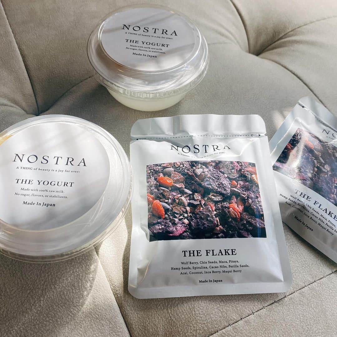 のインスタグラム：「.  @nostra_jp   12種類のスーパーフードをかけて食べるNOSTRAのヨーグルト  ＊マカ、スピルリナ、アサイー、ヘンプシード、チアシード、マキ ベリー、クコの実、ココナッツ、カカオニブ、えごま、ピタヤ、ゴールデンベリー  無添加・グルテンフリー・シュガーフリー  身体に良いものだけで作られていて味もすごく美味しいし見た目もかわいい◎  .」