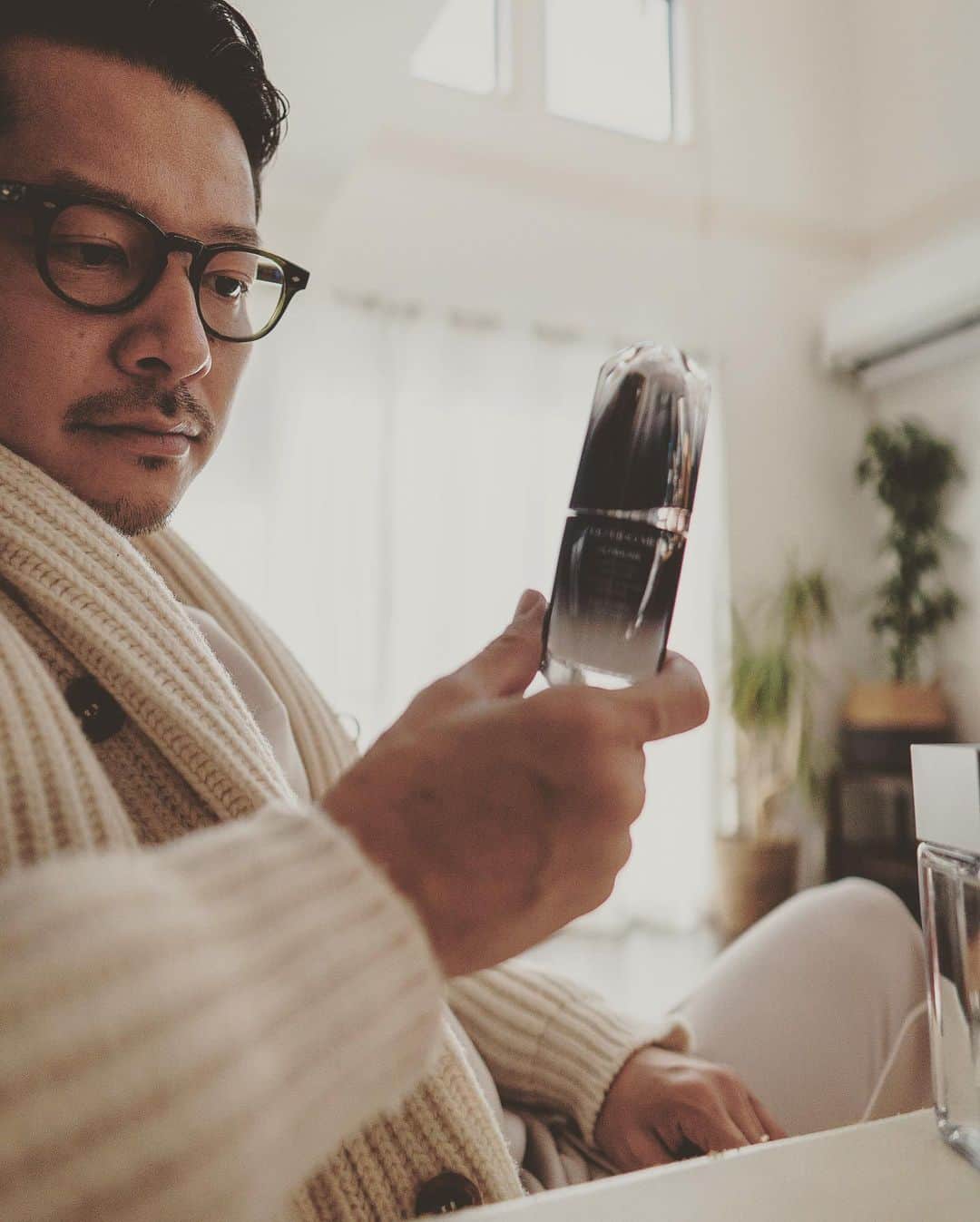 高田朋佳のインスタグラム：「今年からSHISEIDO MENさんの化粧水と このULTIMUNEをつかっているのですが ベタ付かずサラッとしていながらもしっかりと潤いを保ってくれるのでお気に入りです。 普段からスキンケアに気を使っている方も、これから始める方も是非試してみて下さい。  @shiseido_japan  #SHISEIDOMEN #アルティミューン #supported」